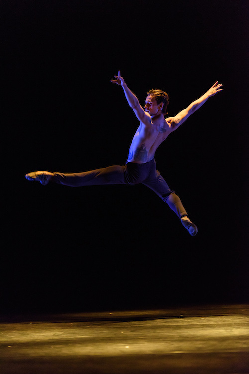 Polunin soars into air. His back leg is bent